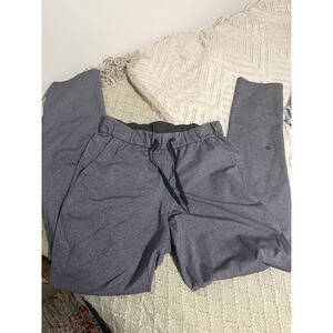 Heathered Black/Grey lululemon “On the Fly” pants.